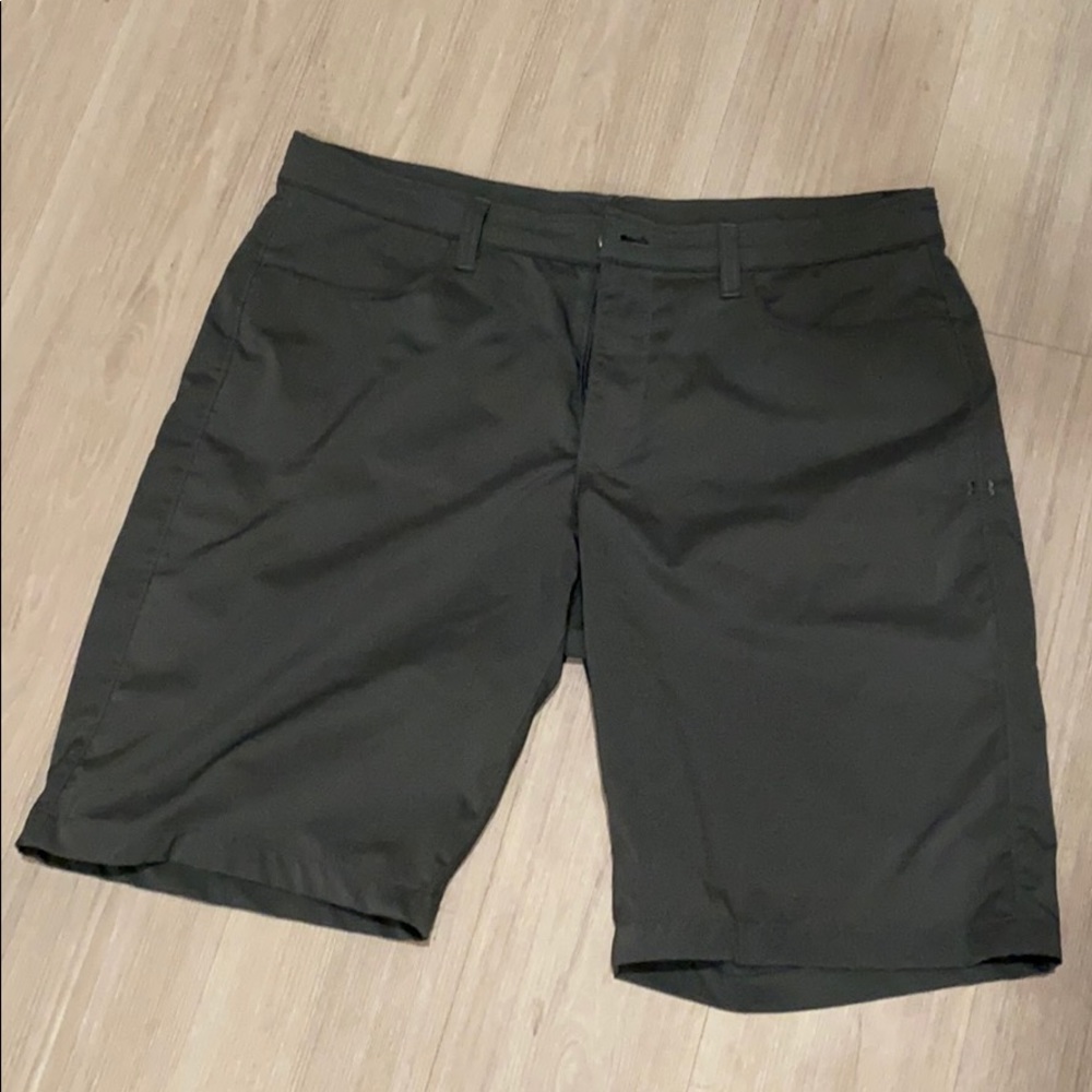 Size 36 men’s under armour gray golf shorts